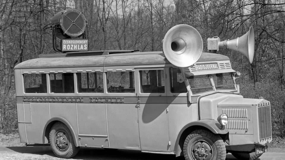3) Propagační autobus (digitalizace a restaurování Miloslav Novák) | foto: autor neznámý, Archiv Českého rozhlasu 3) Propagační autobus (digitalizace a restaurování Miloslav Novák)