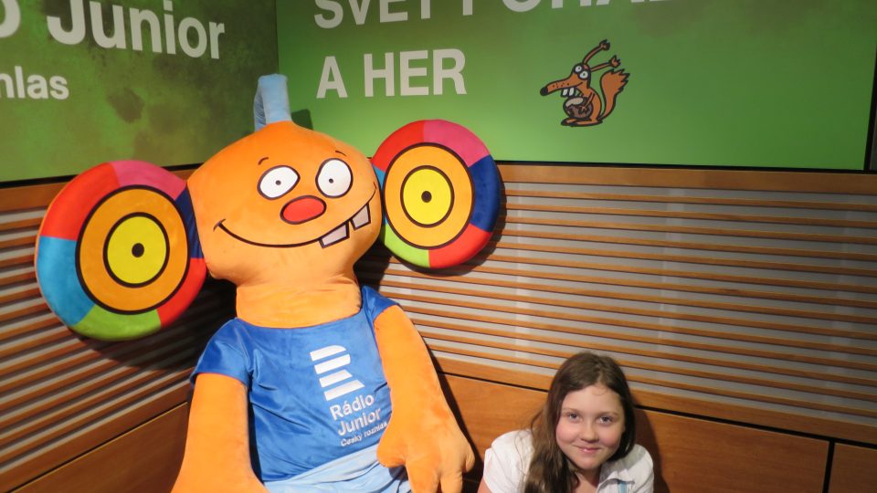 Eliška ve studiu Rádia Junior s Ušounem Rušounem