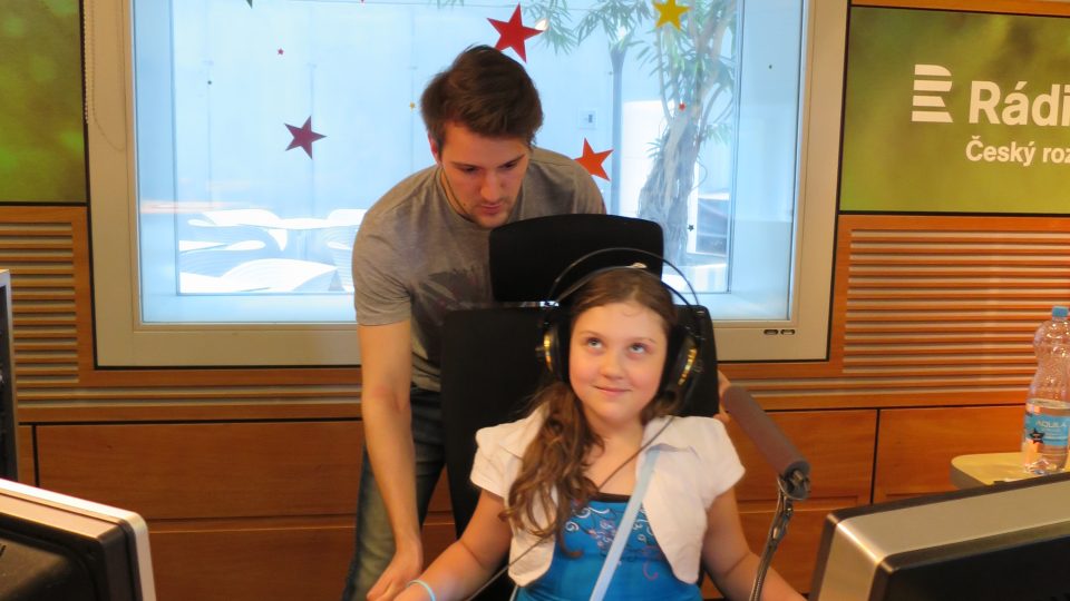 Eliška ve studiu Rádia Junior s moderátorem Petrem Ševčíkem