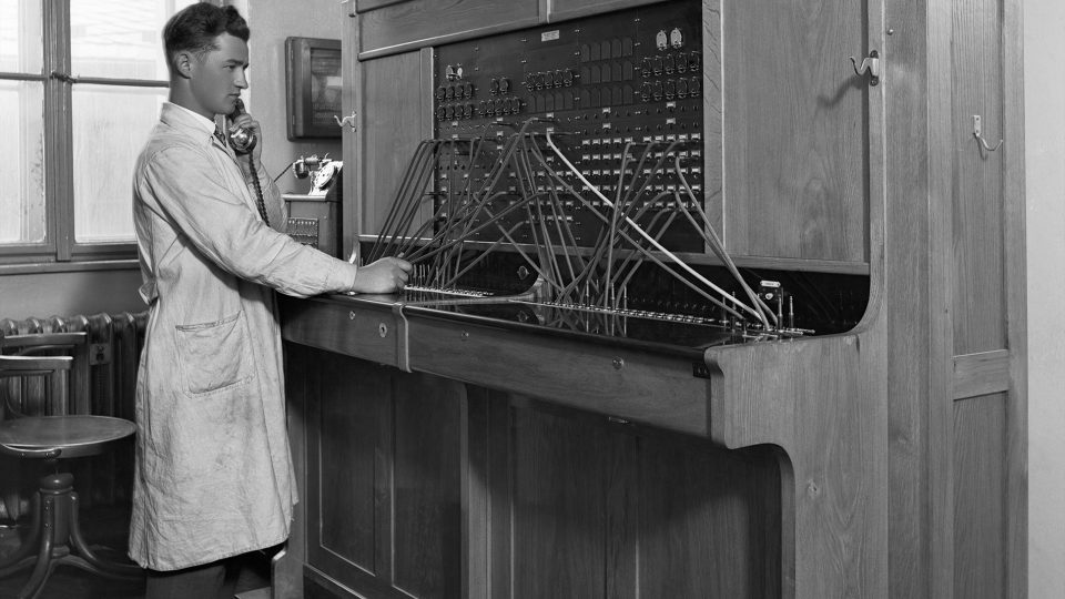 2) Simultánní stůl (digitalizace a restaurování Miloslav Novák) | foto: autor neznámý, Archiv Českého rozhlasu 2) Simultánní stůl (digitalizace a restaurování Miloslav Novák)