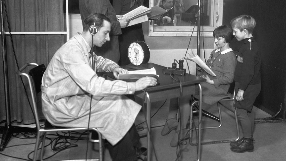 7) Školský rozhlas s Natašou Gollovou (digitalizace a restaurování Miloslav Novák) | foto: autor neznámý, Archiv Českého rozhlasu 7) Školský rozhlas s Natašou Gollovou (digitalizace a restaurování Miloslav Novák)