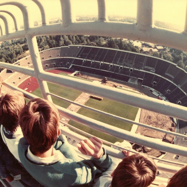 Členové expedice Děti pro Evropu na olympijském stadionu v Helsinkách | foto:  Archiv ČRo