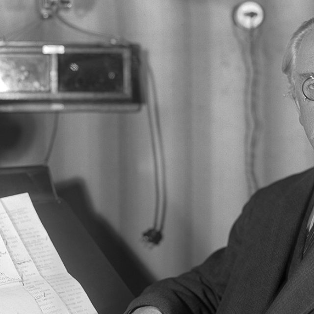 František Soukup u mikrofonu  (15. 2. 1933) | foto: autor neznámý,  Archivní a programové fondy Českého rozhlasu