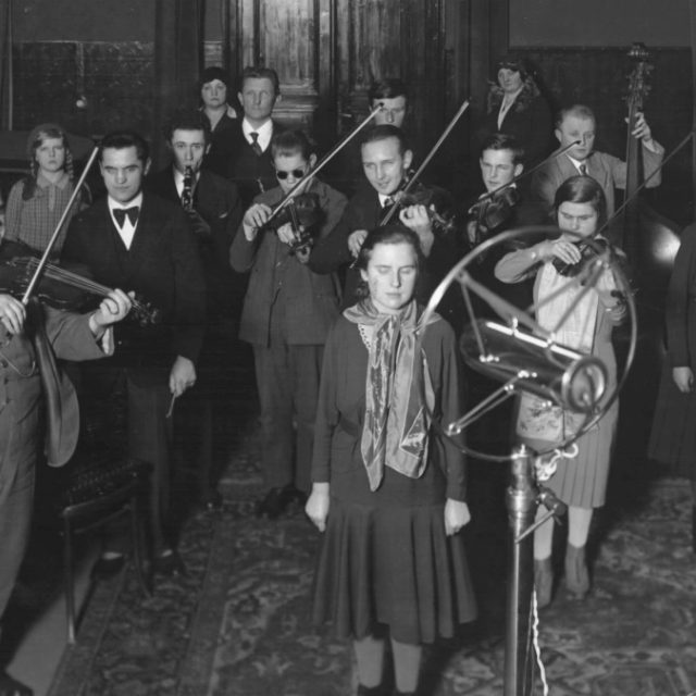 Klienti Hradčanského slepeckého ústavu hrají a zpívají pro Československý rozhlas  (1932) | foto: autor neznámý,  Archiv Českého rozhlasu