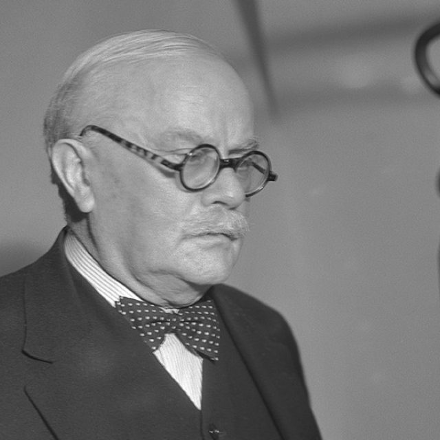Jiří Guth-Jarkovský u rozhlasového mikrofonu  (1936) | foto: autor neznámý,  Archivní a programové fondy Českého rozhlasu