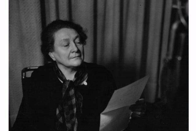 Bojovnice za ženská práva Františka Plamínková ve studiu Radiojournalu  (1936) | foto: autor neznámý,  Archivní a programové fondy Českého rozhlasu