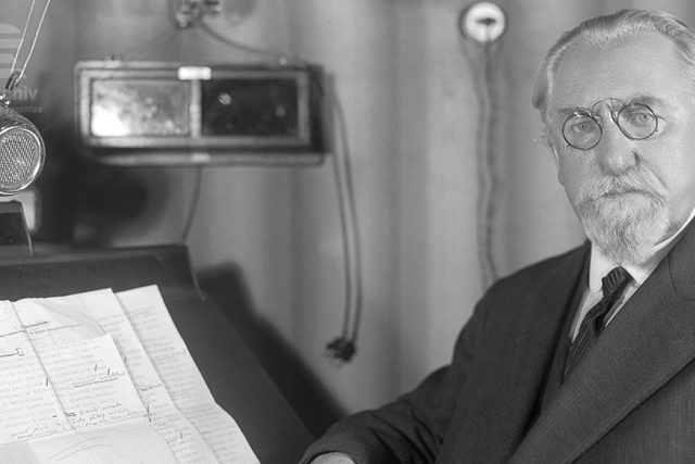 František Soukup u mikrofonu  (15. 2. 1933) | foto: autor neznámý,  Archivní a programové fondy Českého rozhlasu