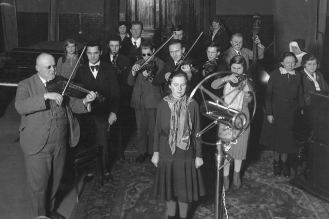 Klienti Hradčanského slepeckého ústavu hrají a zpívají pro Československý rozhlas  (1932) | foto: autor neznámý,  Archiv Českého rozhlasu